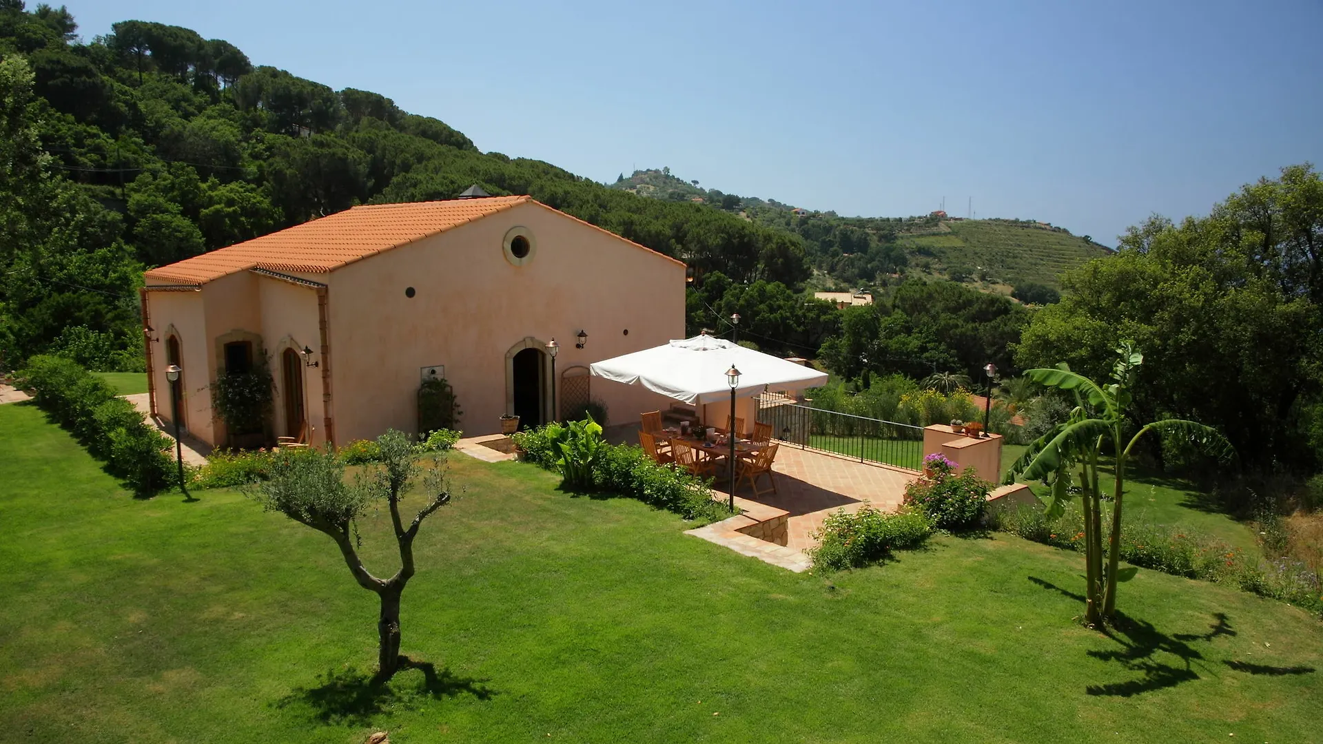 B&B Le Ginestre Cefalù Bed & Breakfast